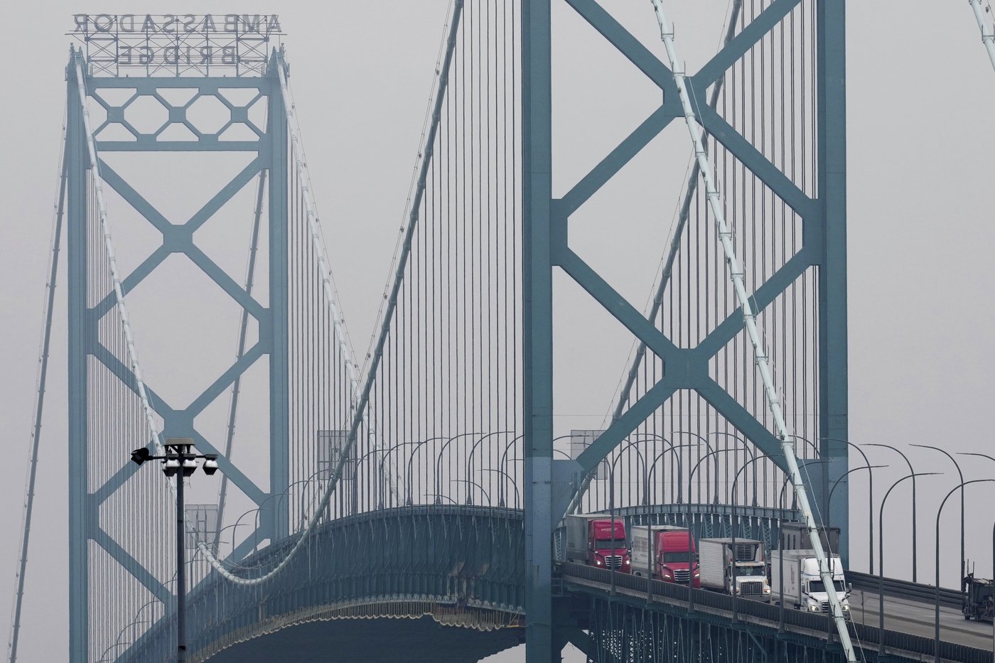 A wrong turn onto a bridge at the US-Canada border has a Detroit woman facing deportation | iNFOnews.ca