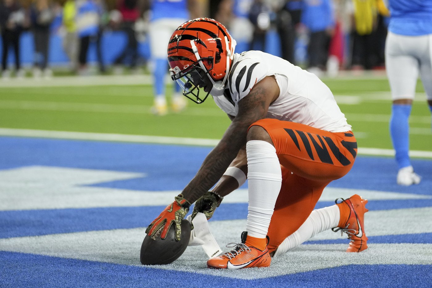 Chargers beat Bengals 34-27 on Dobbins' late TD after squandering 21-point lead | iNFOnews.ca