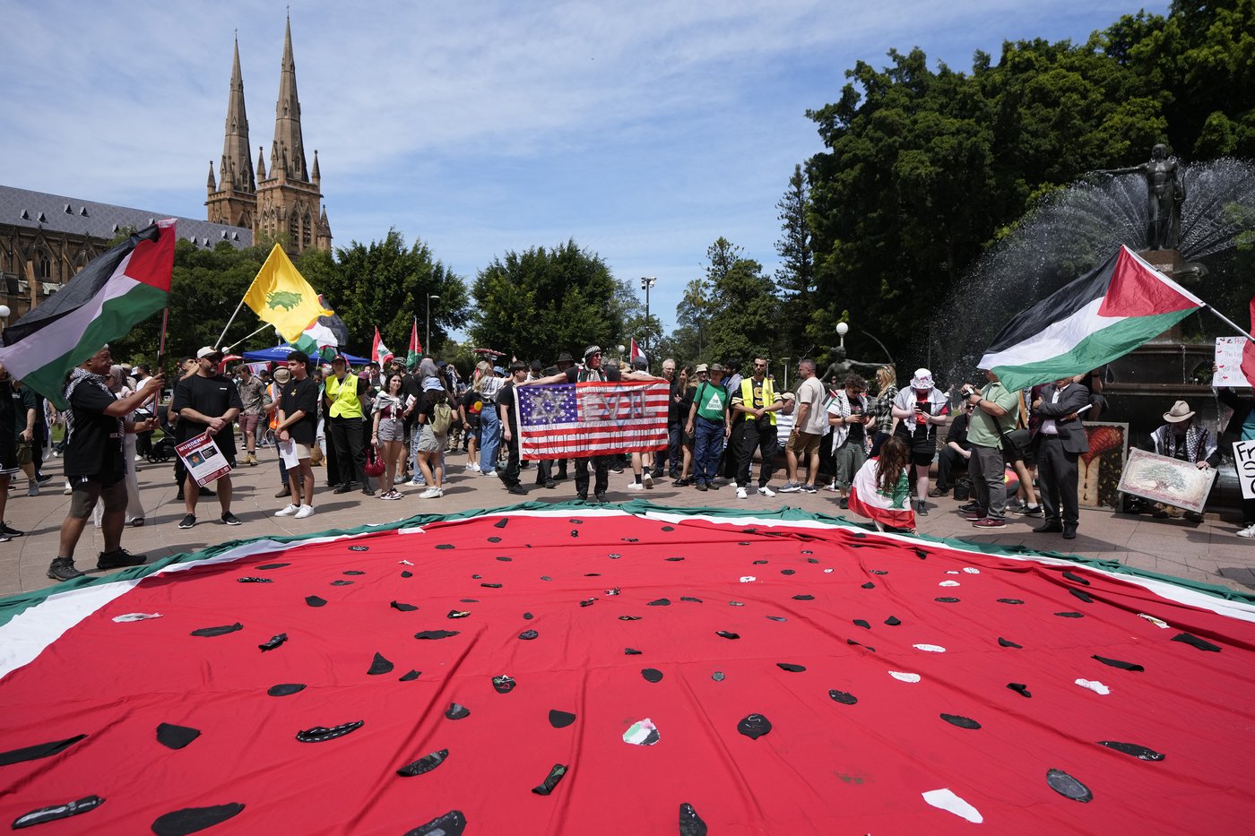 Pro-Palestinian and pro-Israeli crowds rally across the world on the eve of Oct. 7 anniversary | iNFOnews.ca