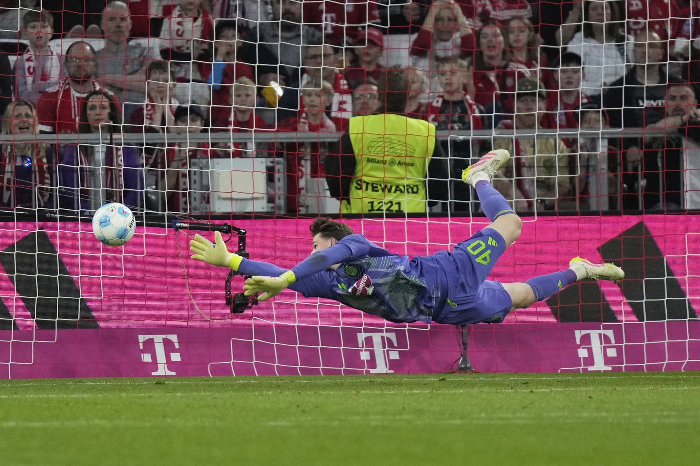 Bayern spurns chance to go 8 points clear in Bundesliga as Dortmund draws 'Klassiker' 2-2 | iNFOnews.ca
