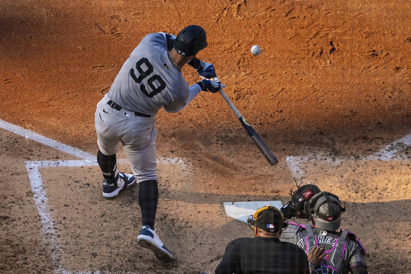 Aaron Judge gets struck in the face by a toss from Yankees teammate Anthony Volpe | iNFOnews.ca Aaron Judge gets struck in the face by a toss from Yankees teammate Anthony Volpe | iNFOnews.ca