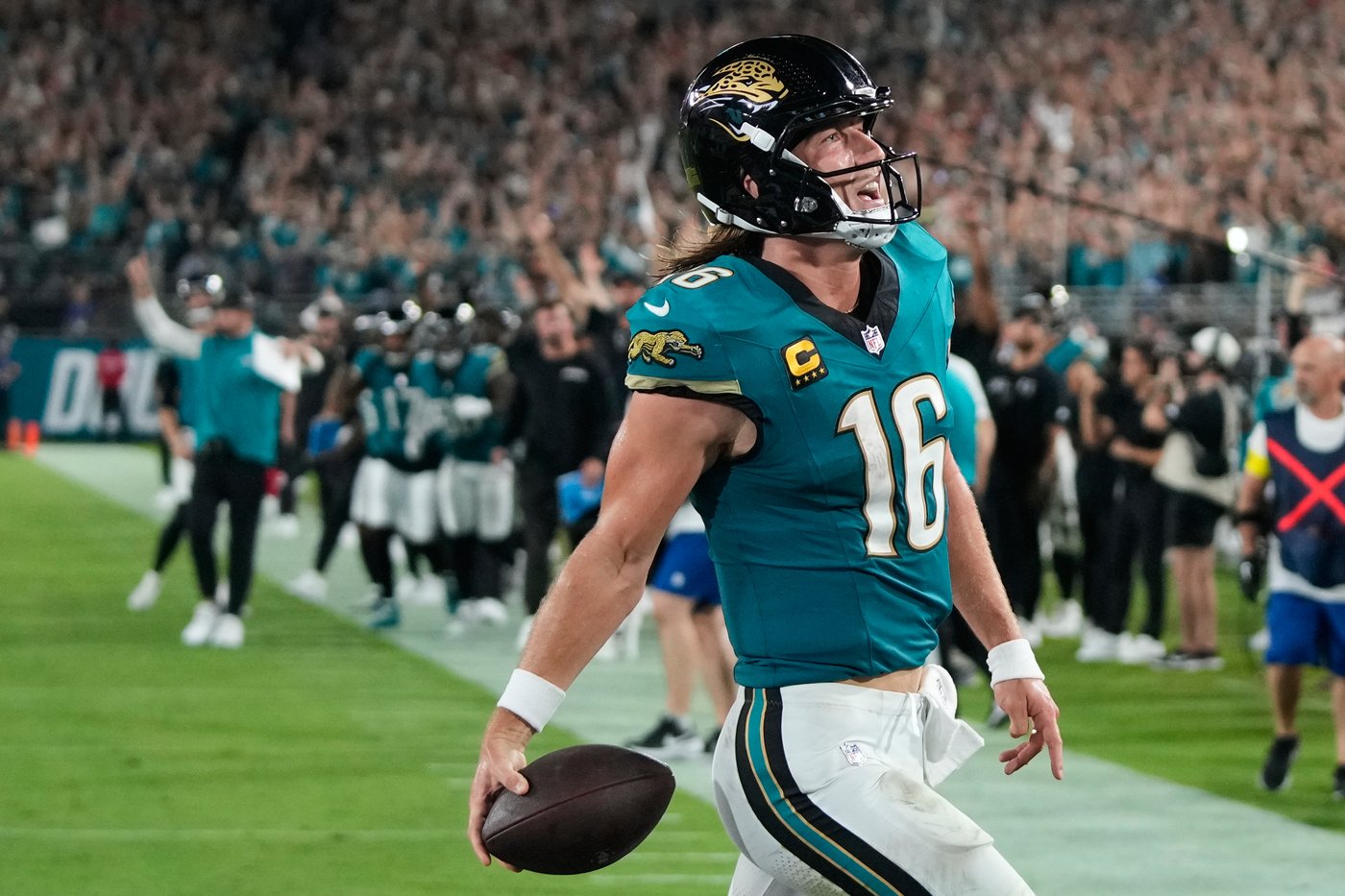 Trevor Lawrence's wild run lifts the Jaguars to a 31-28 win over Patrick Mahomes and the Chiefs | iNFOnews.ca