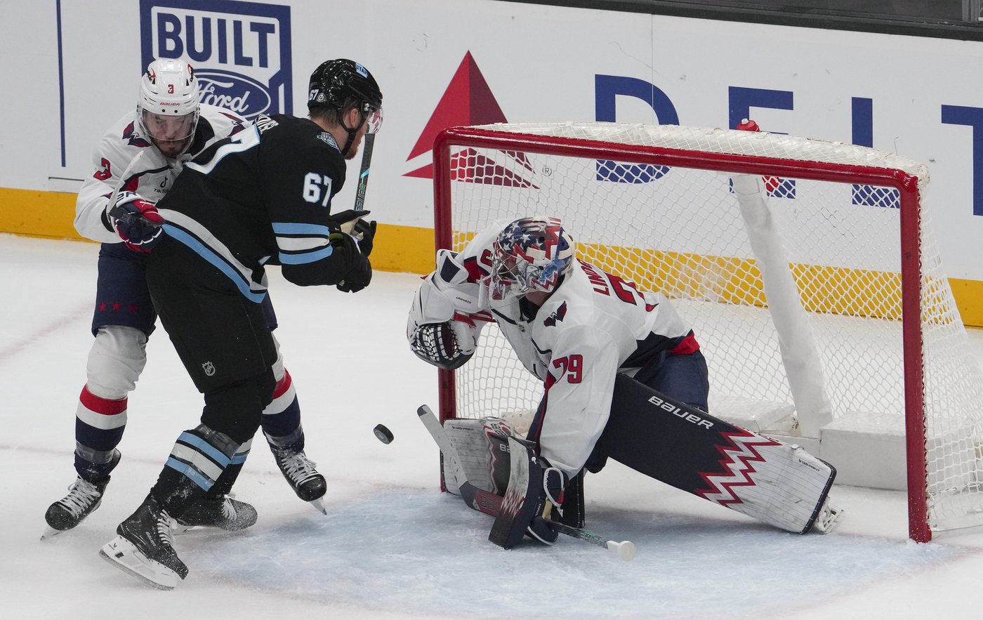 Ovechkin scores twice before leaving with apparent injury, leads Capitals past Utah 6-2 | iNFOnews.ca Ovechkin scores twice before leaving with apparent injury, leads Capitals past Utah 6-2 | iNFOnews.ca