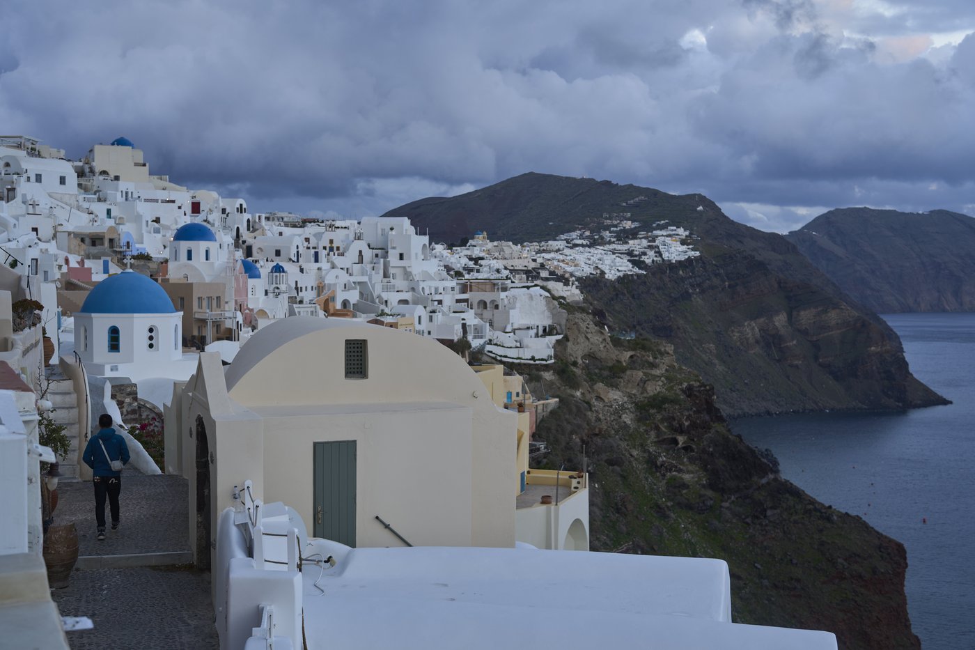 As hundreds of quakes rattle Greek islands, a few brave tourists have Santorini to themselves | iNFOnews.ca