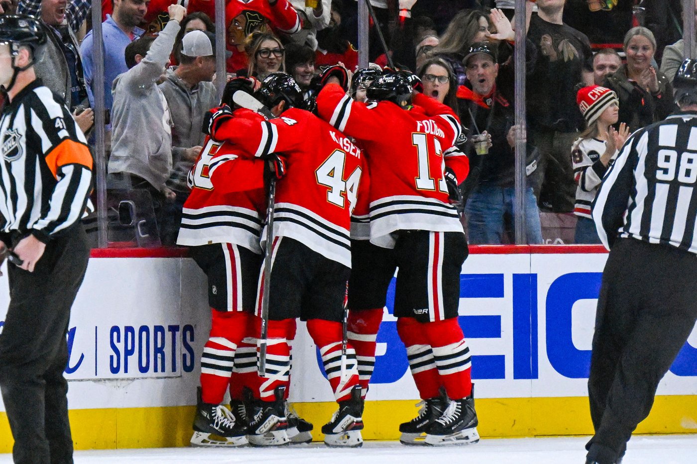Dach scores late in third period to give Blackhawks a 3-2 win over slumping Maple Leafs | iNFOnews.ca Dach scores late in third period to give Blackhawks a 3-2 win over slumping Maple Leafs | iNFOnews.ca