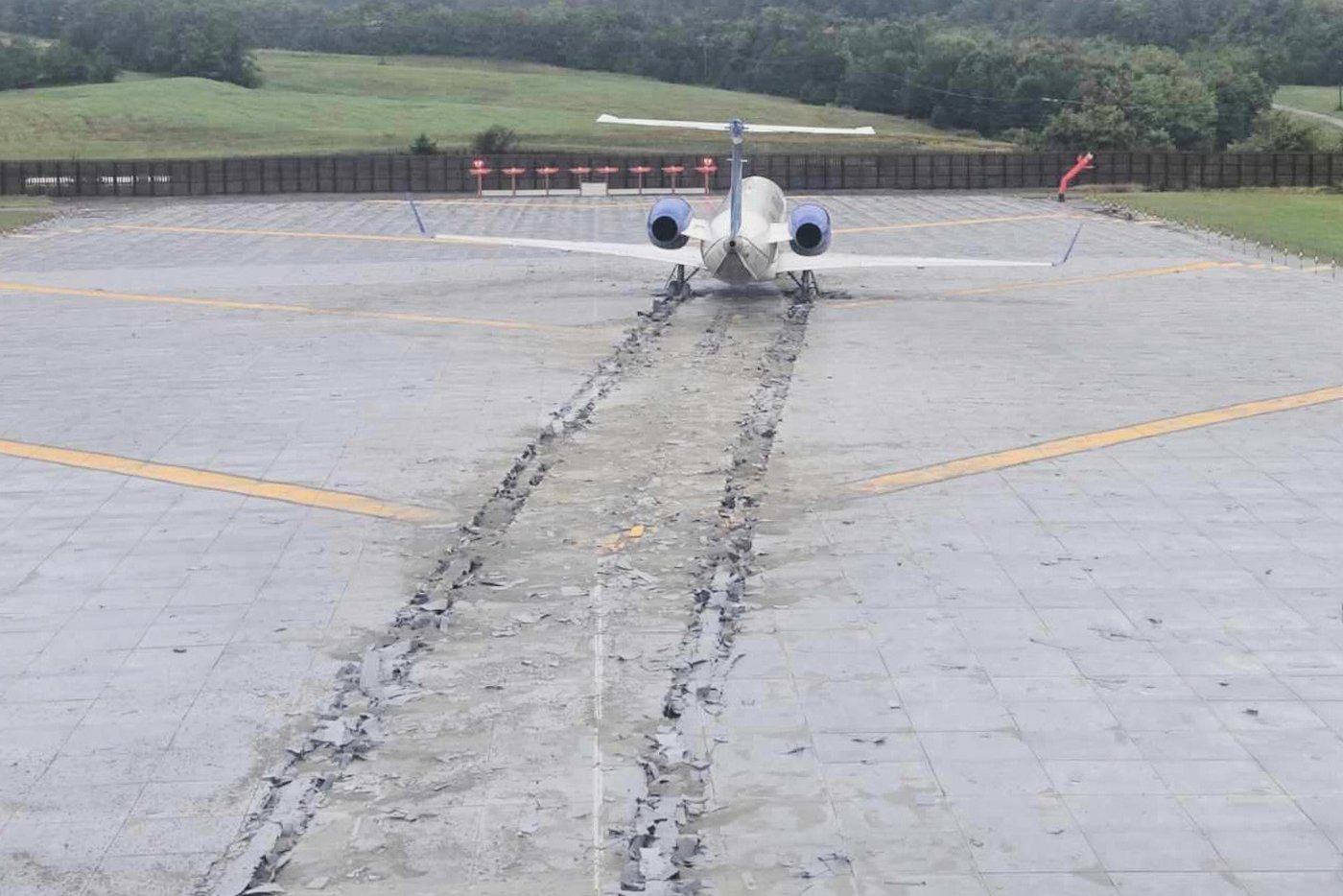 A plane had to be stopped by a safety zone at the end of the runway at a Virginia airport | iNFOnews.ca A plane had to be stopped by a safety zone at the end of the runway at a Virginia airport | iNFOnews.ca