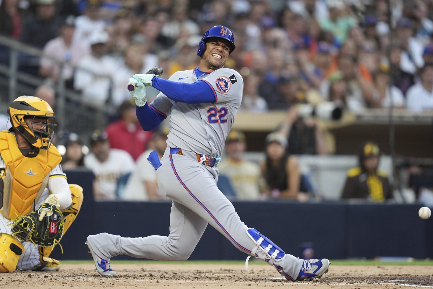 Mets slugger Juan Soto leaves game after fouling ball off his left foot | iNFOnews.ca Mets slugger Juan Soto leaves game after fouling ball off his left foot | iNFOnews.ca