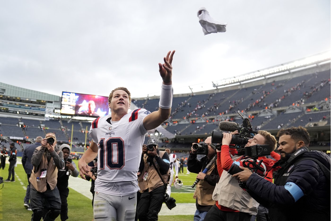 Drake Maye gets the better of Caleb Williams as sack-happy Patriots beat Bears 19-3 | iNFOnews.ca Drake Maye gets the better of Caleb Williams as sack-happy Patriots beat Bears 19-3 | iNFOnews.ca
