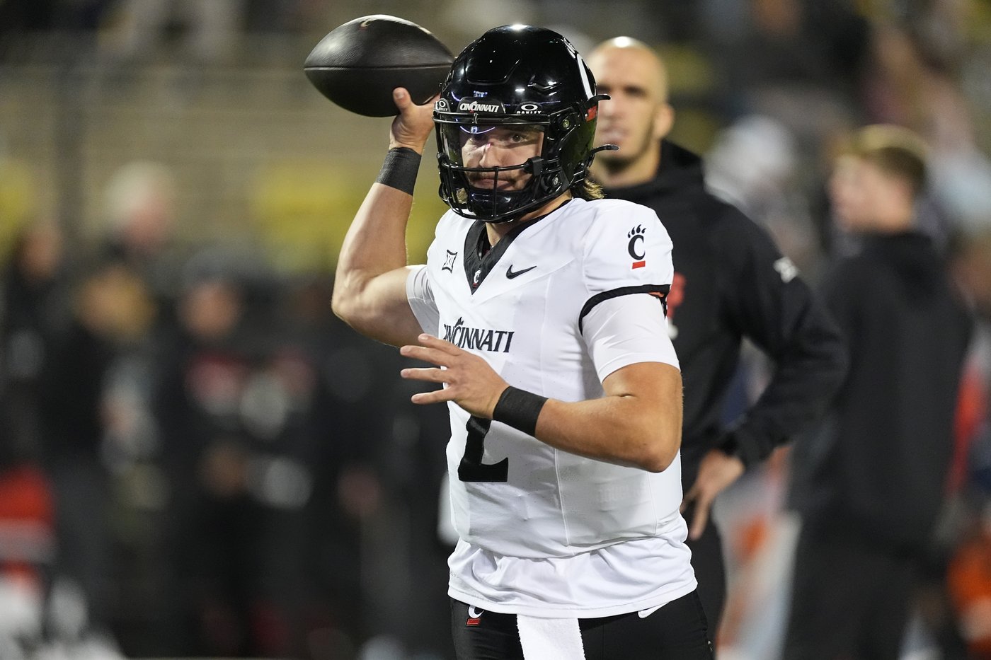 Shedeur Sanders, Travis Hunter help Colorado beat Cincinnati 34-23 to become bowl eligible | iNFOnews.ca