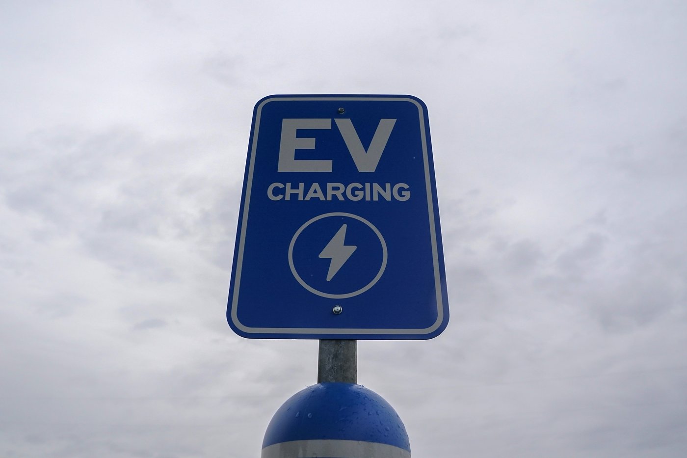 Trump is trying to halt the EV charger buildout. Experts say it's not that easy | iNFOnews.ca Trump is trying to halt the EV charger buildout. Experts say it's not that easy | iNFOnews.ca