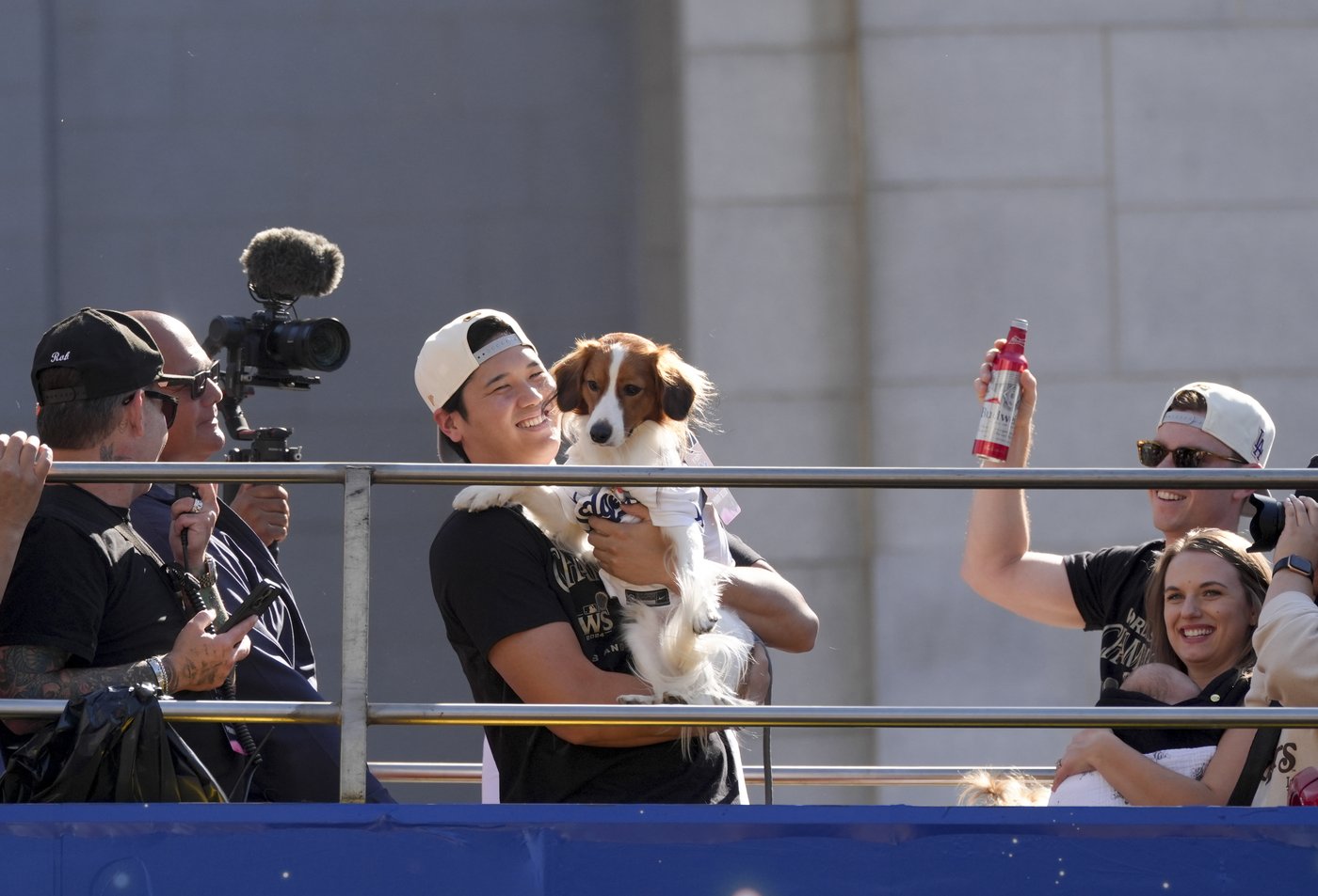 Shohei Ohtani brings his dog and addresses crowd in English as Dodgers celebrate World Series title | iNFOnews.ca