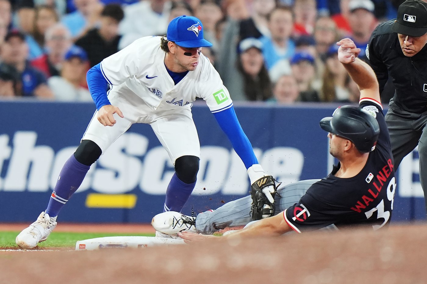 Blue Jays utilityman Clement nursing "very small" hairline fracture in left hand | iNFOnews.ca Blue Jays utilityman Clement nursing "very small" hairline fracture in left hand | iNFOnews.ca