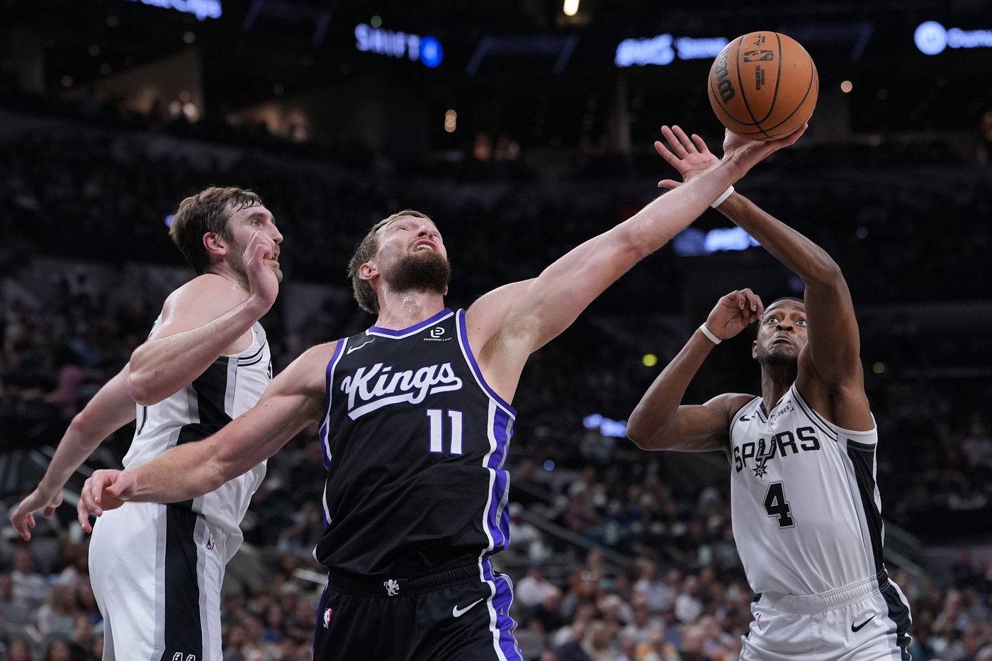 Kings' Domantas Sabonis has partial meniscus tear and is expected to miss at least a month | iNFOnews.ca Kings' Domantas Sabonis has partial meniscus tear and is expected to miss at least a month | iNFOnews.ca