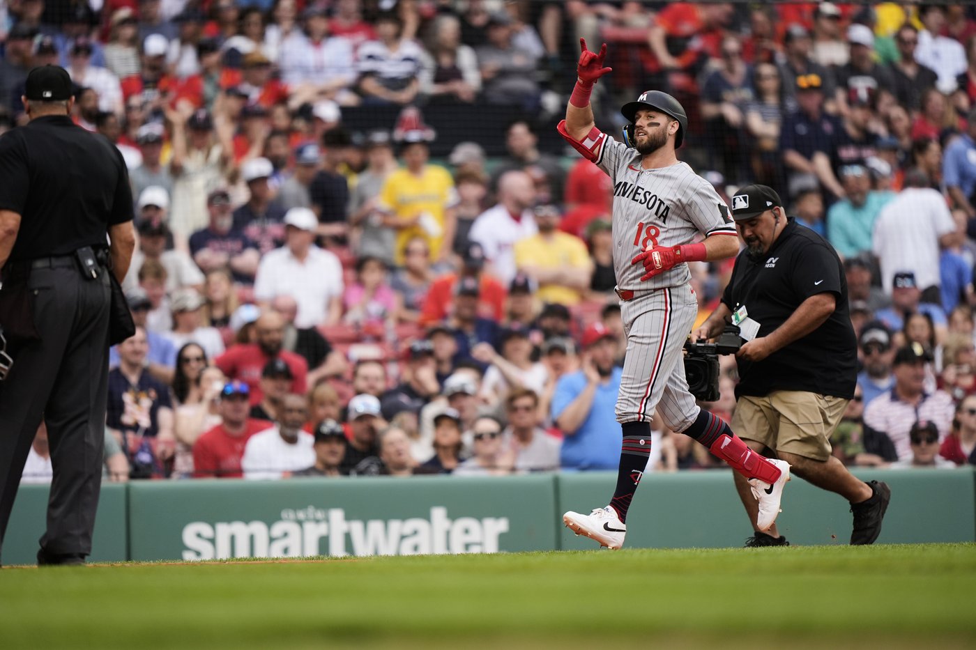 With dad on hand, Kody Clemens homers in 1st game at Fenway Park to lead Twins past Red Sox 4-3 | iNFOnews.ca