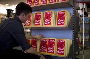 Bookstores in UK open early as 1st novel for adults from author J.K. Rowling goes on sale | iNFOnews.ca CP20256960