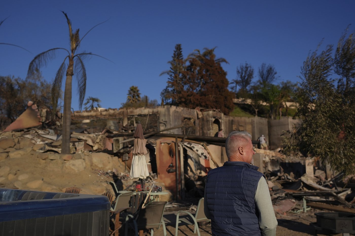Southern California firefighters gain ground over wildfire thanks to decreased winds | iNFOnews.ca Southern California firefighters gain ground over wildfire thanks to decreased winds | iNFOnews.ca