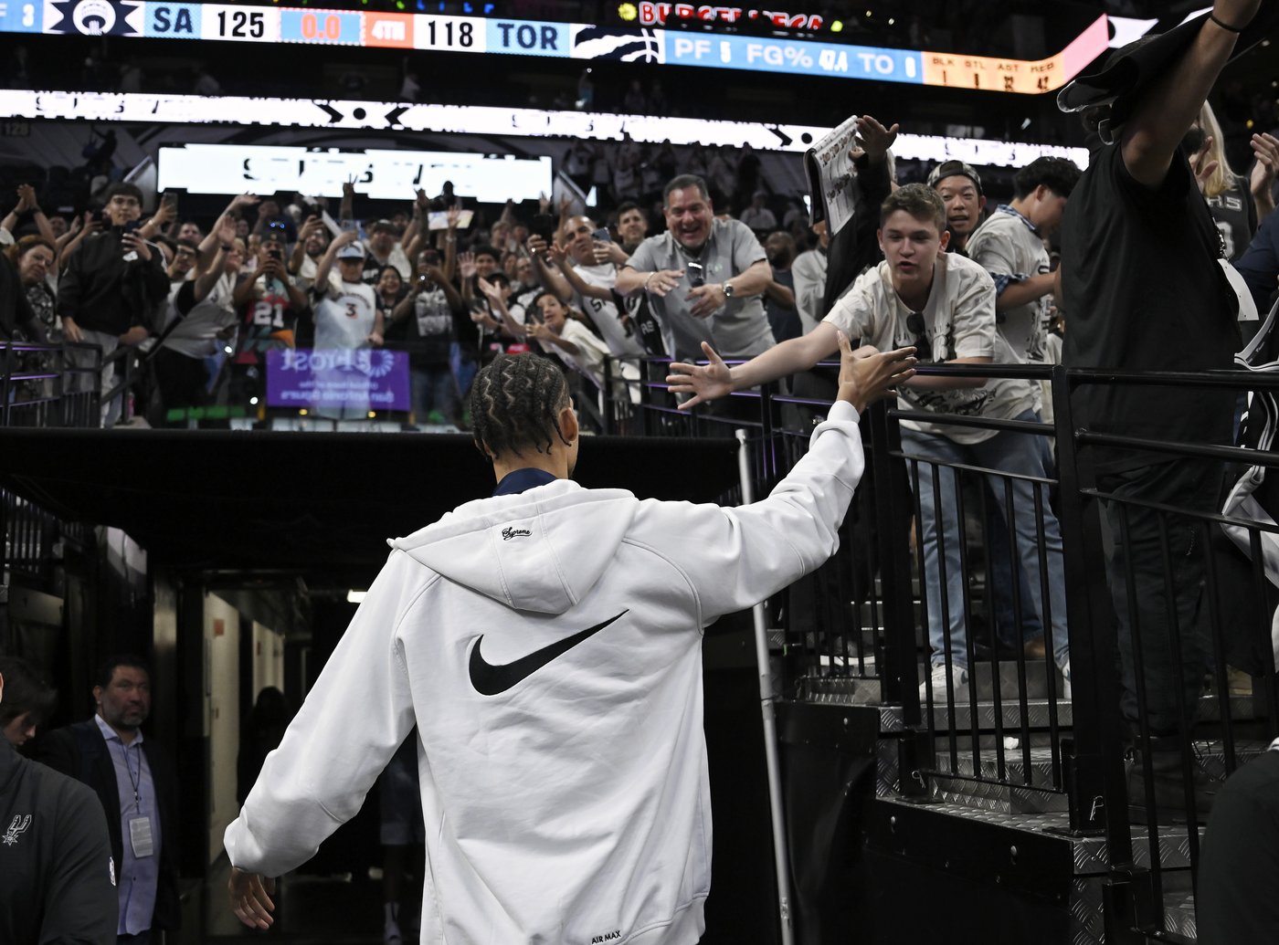 Spurs rally from a 22-point deficit to beat the Raptors 125-118 | iNFOnews.ca