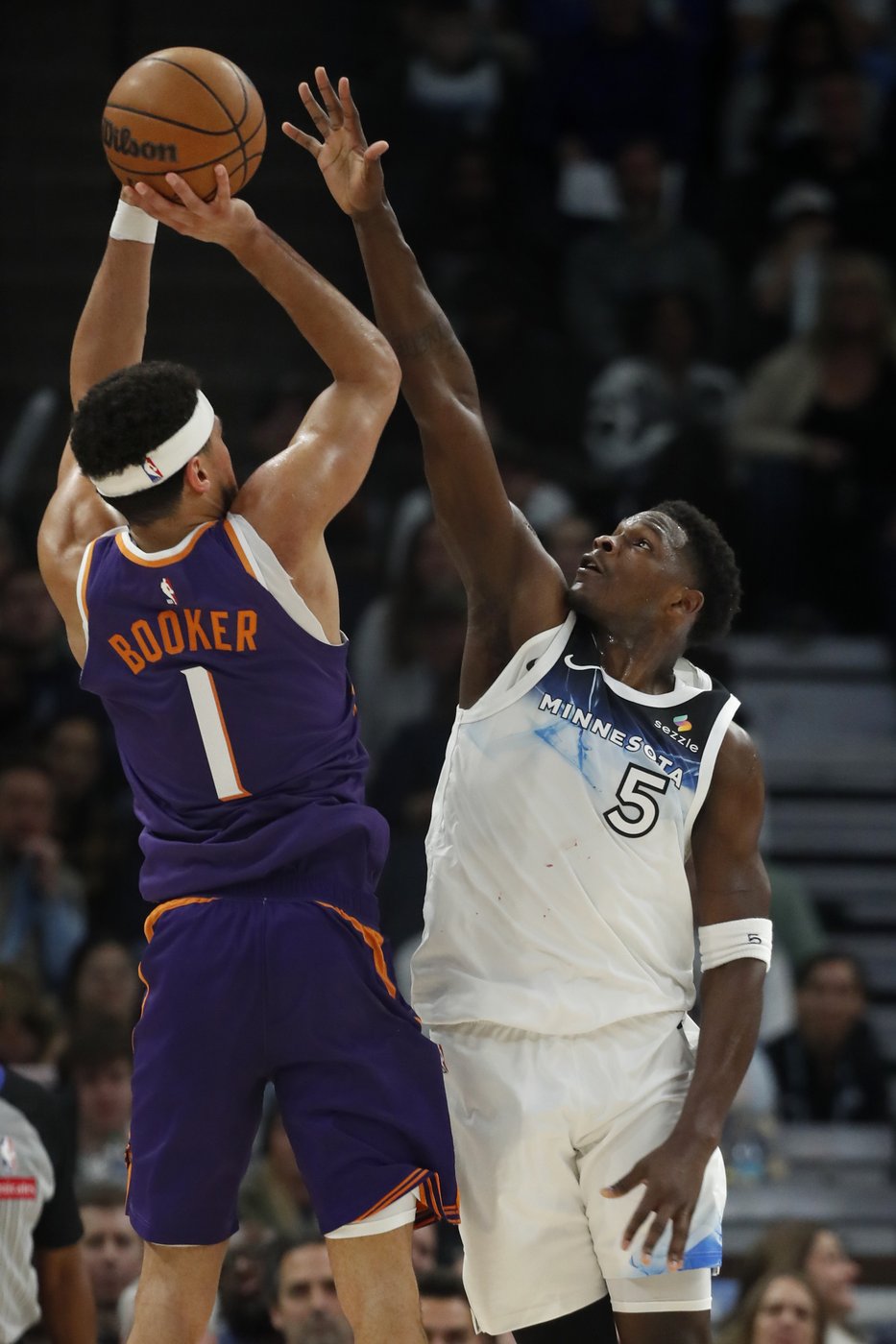 Randle hits 3 at the buzzer to lift Timberwolves over Booker, Suns with 120-117 win | iNFOnews.ca