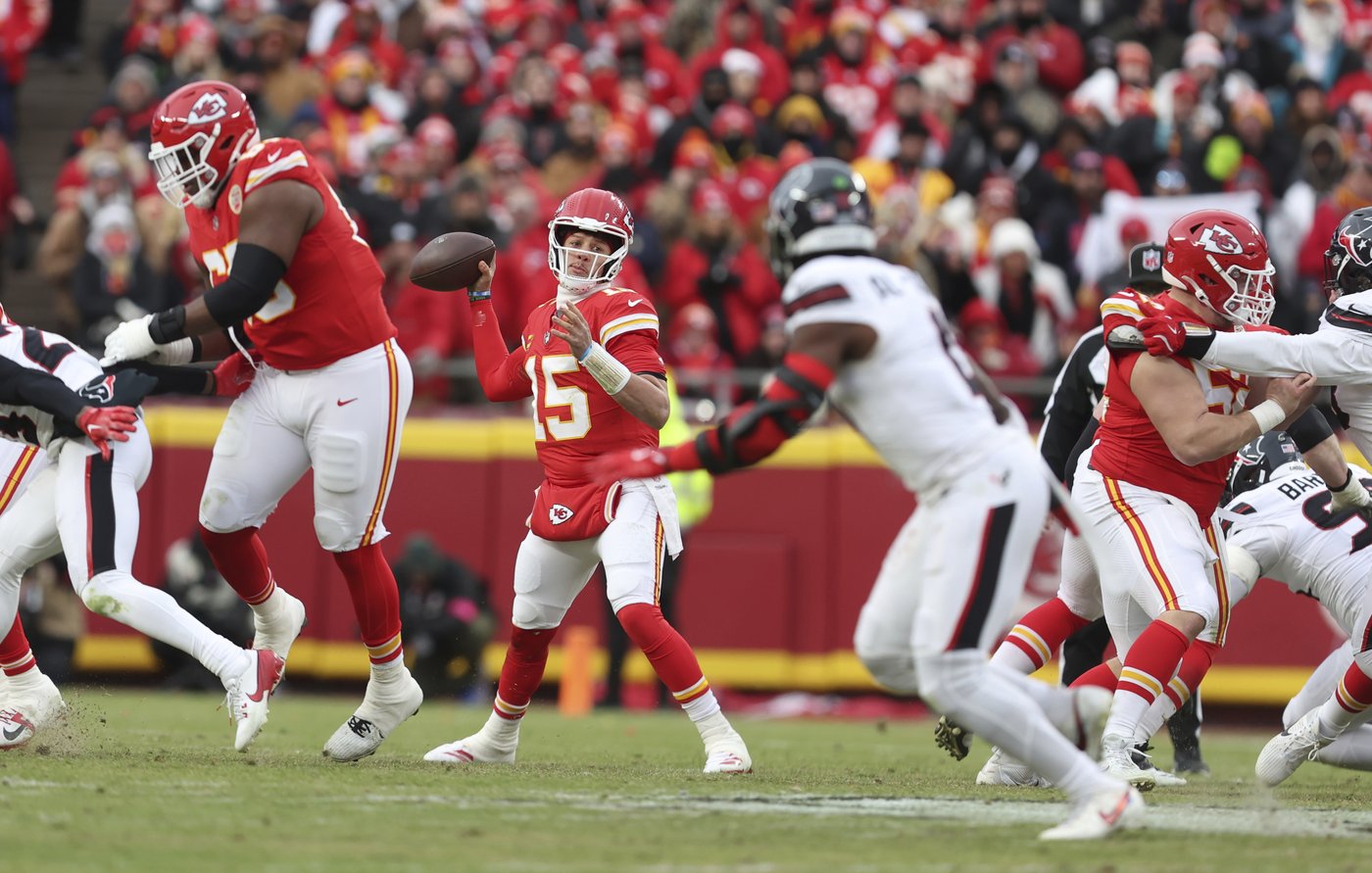 Mahomes and Kelce help Chiefs to a 23-14 win over Texans and another AFC title game trip | iNFOnews.ca