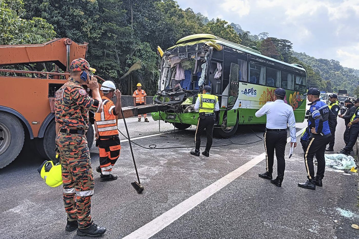 1 dead and 12 injured after bus carrying Japanese tourists smashes into truck in Malaysia | iNFOnews.ca 1 dead and 12 injured after bus carrying Japanese tourists smashes into truck in Malaysia | iNFOnews.ca