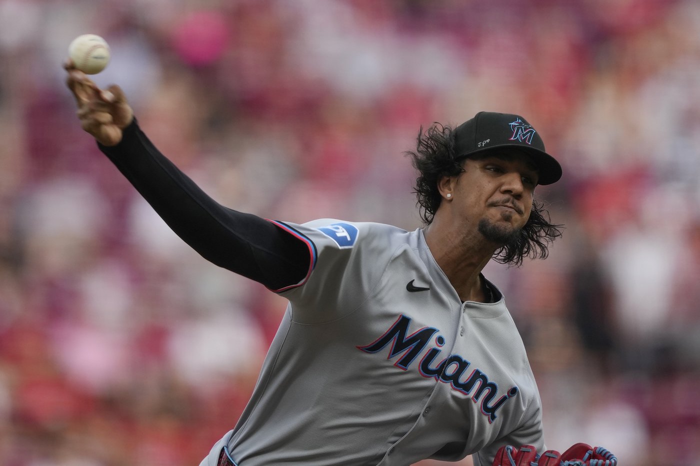 Marlins extend road winning streak to 11 with 12-2 win over Reds | iNFOnews.ca