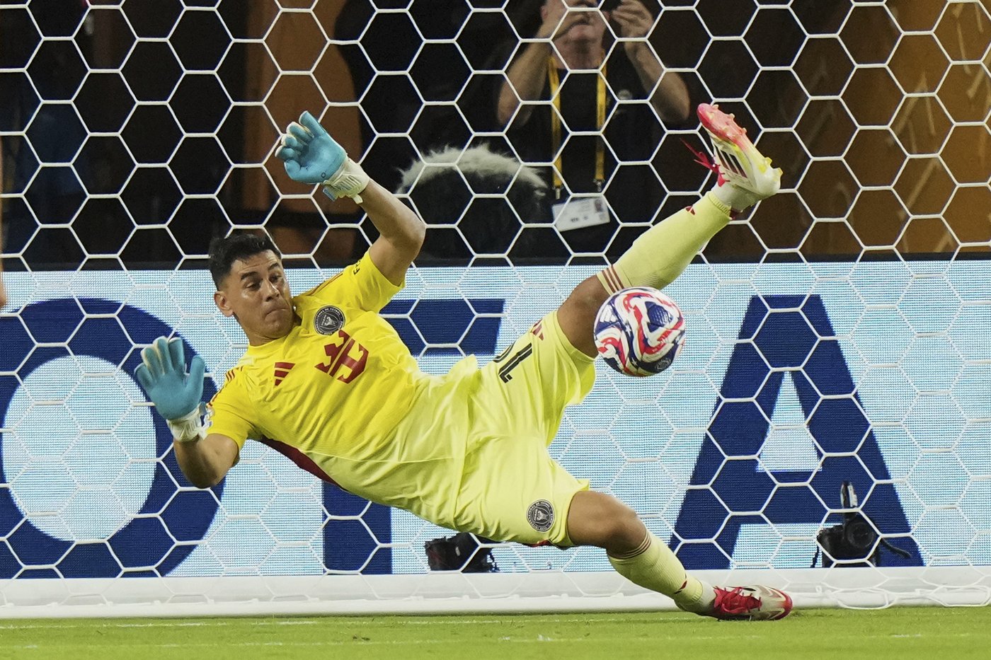 An Argentine named Ustari, not Messi, shines for Inter Miami and earns MVP in first CWC game | iNFOnews.ca An Argentine named Ustari, not Messi, shines for Inter Miami and earns MVP in first CWC game | iNFOnews.ca