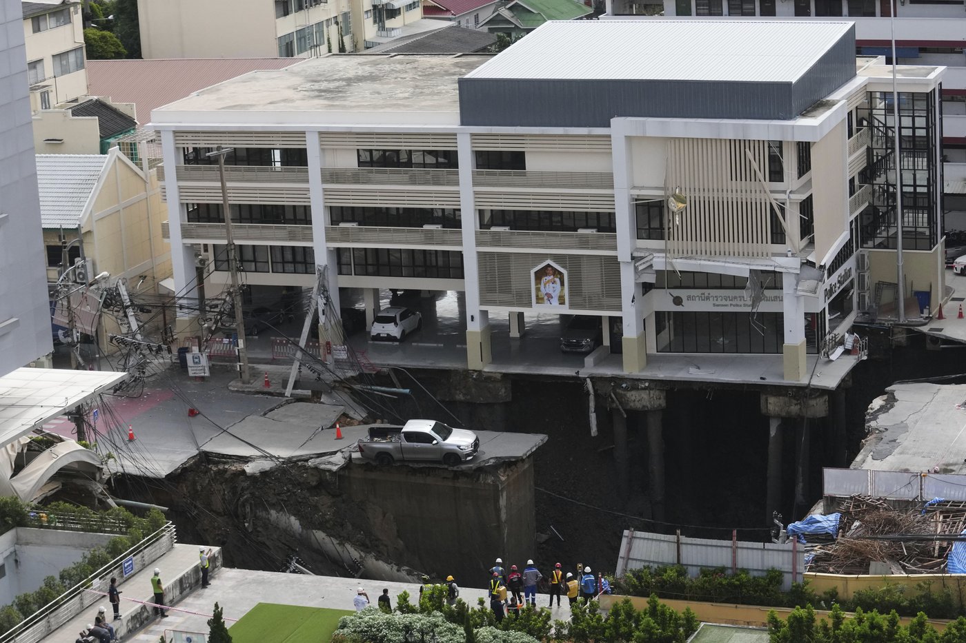 A Bangkok road collapse creates a sinkhole disrupting traffic and prompting evacuations | iNFOnews.ca A Bangkok road collapse creates a sinkhole disrupting traffic and prompting evacuations | iNFOnews.ca