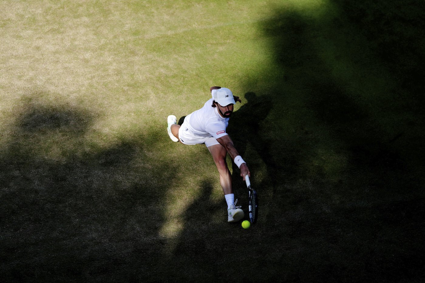 A tip of the cap to the Wimbledon player who caught his hat when it fell off but still won a point | iNFOnews.ca