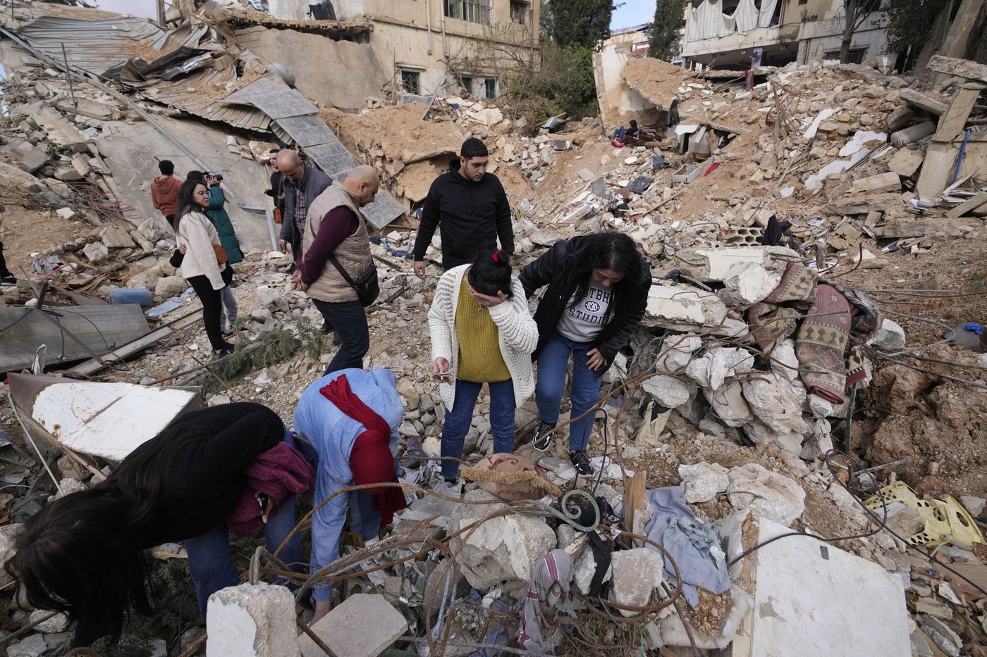 Family returns to their Lebanese city to find a crater where their 50-year-old home once stood | iNFOnews.ca Family returns to their Lebanese city to find a crater where their 50-year-old home once stood | iNFOnews.ca