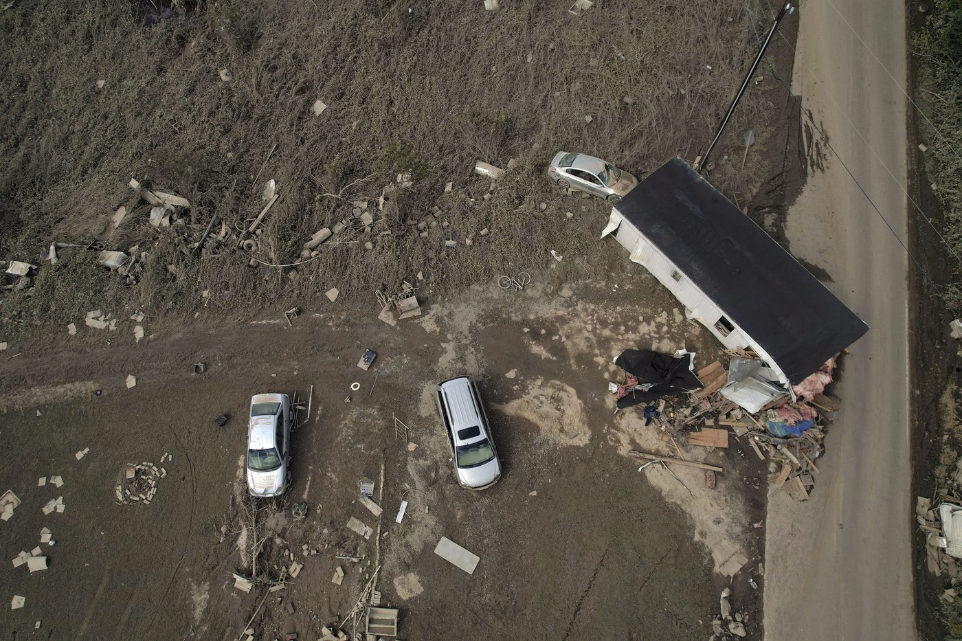 Southerners stay in touch the old-fashioned way after Helene cuts roads, power, phones | iNFOnews.ca