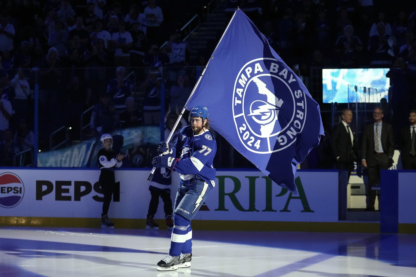 Vancouver power company workers get standing ovation at Lightning's home opener | iNFOnews.ca