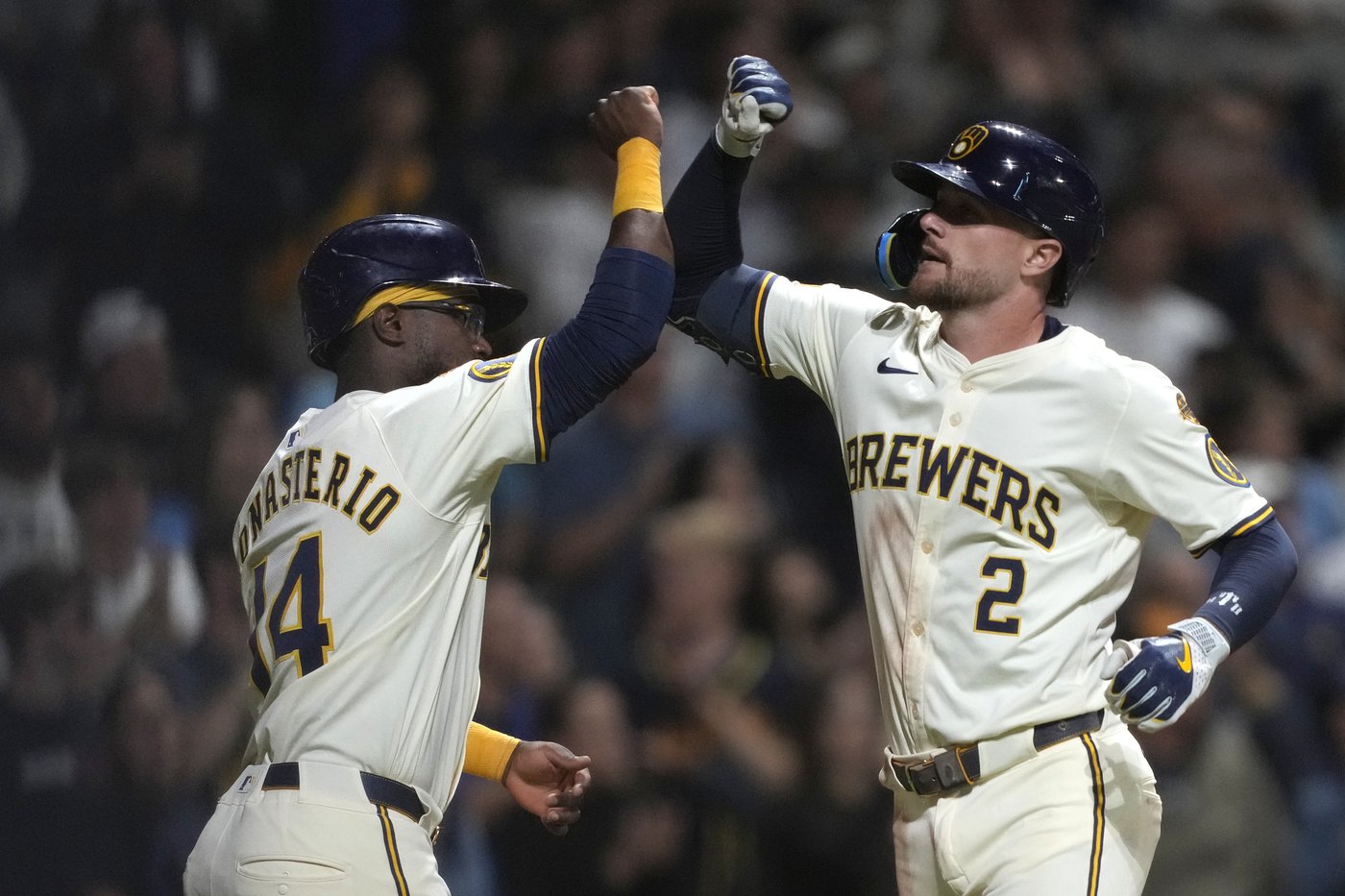 Isaac Collins' sacrifice fly lifts Brewers past Diamondbacks 9-8 after blowing 6-run lead | iNFOnews.ca Isaac Collins' sacrifice fly lifts Brewers past Diamondbacks 9-8 after blowing 6-run lead | iNFOnews.ca