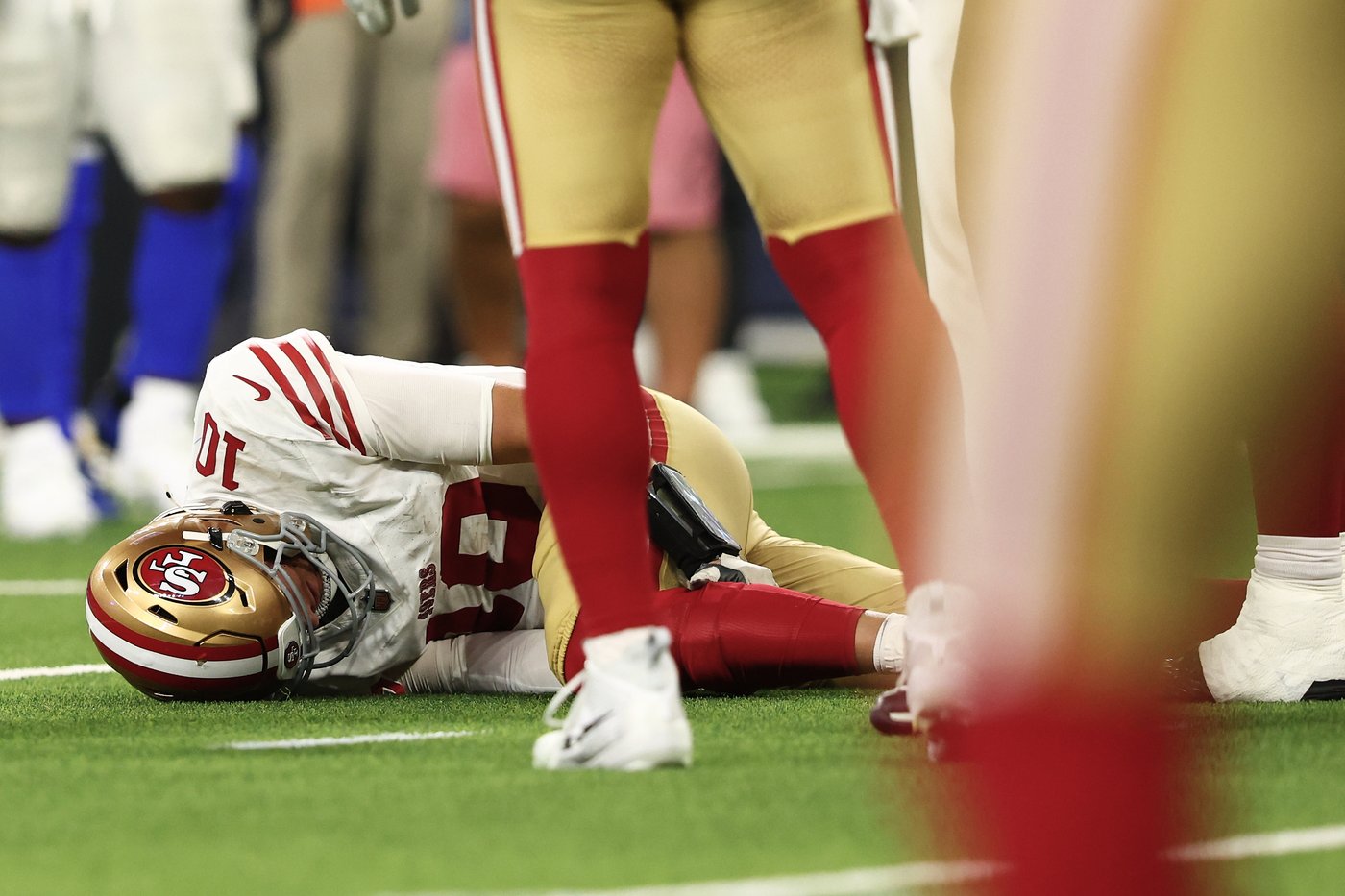 Mac Jones returns after 49ers QB appears to hurt his left knee against Rams | iNFOnews.ca