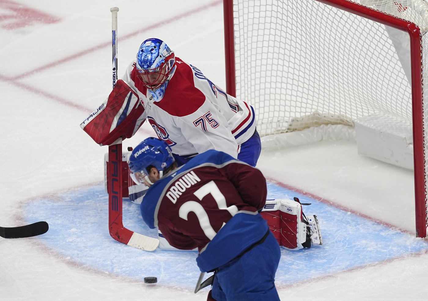 Dach, Caufield score in shootout as Canadiens roll past Avalanche 2-1 | iNFOnews.ca
