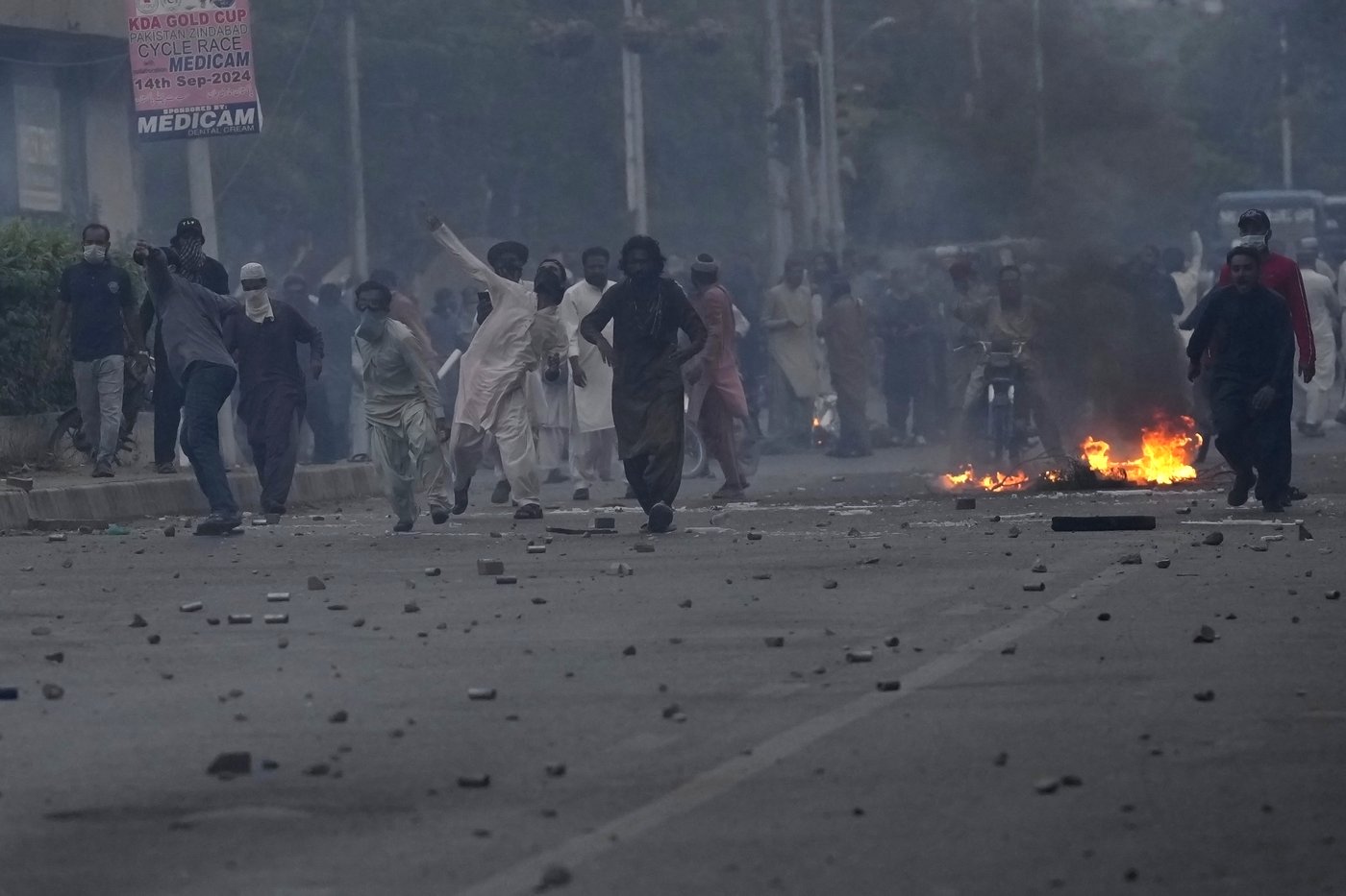 Pakistani police fire tear gas and charge protesters in Karachi | iNFOnews.ca Pakistani police fire tear gas and charge protesters in Karachi | iNFOnews.ca