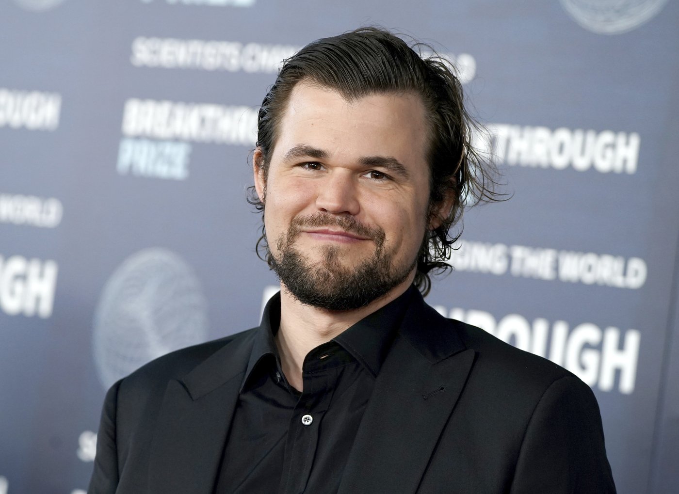 Chess grandmaster Magnus Carlsen returns to a tournament after a dispute over jeans is resolved | iNFOnews.ca