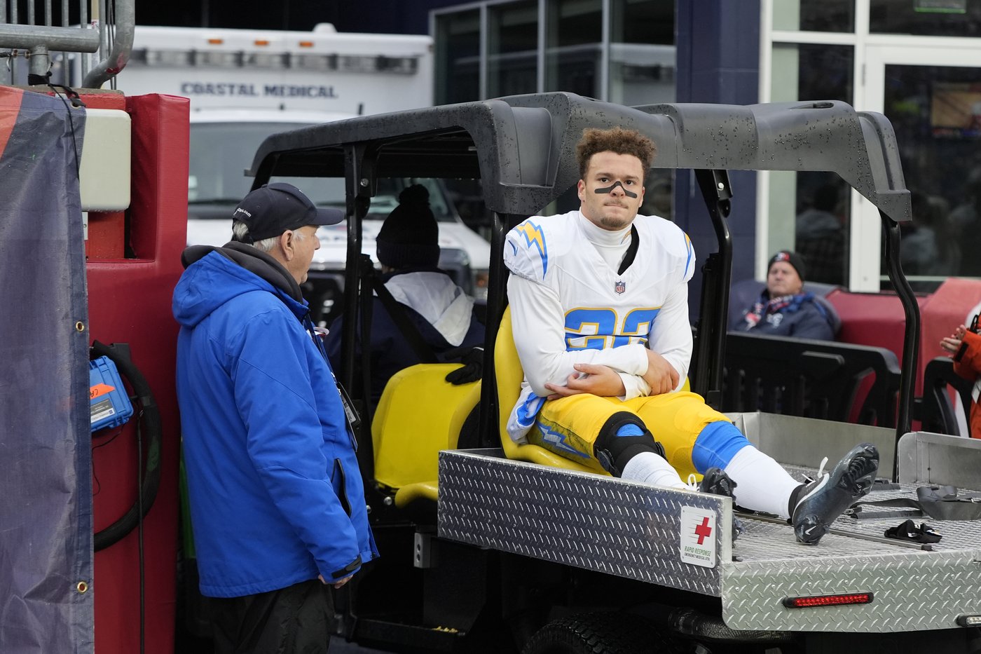 Herbert tosses 3 TD passes and Chargers secure a playoff spot with a 40-7 rout of Patriots | iNFOnews.ca
