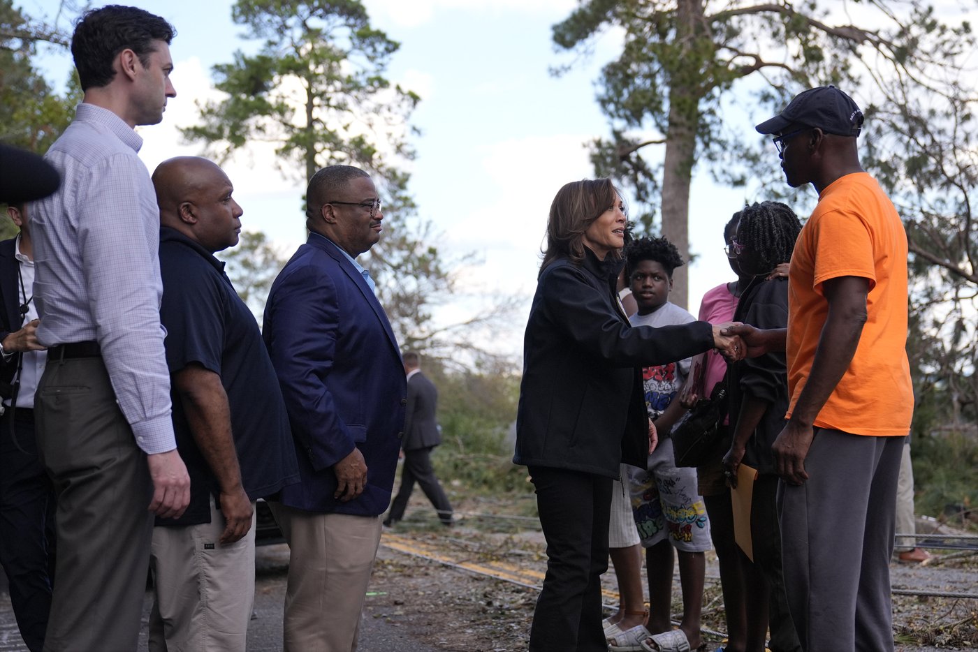 Harris hands out meals, consoles families as she surveys Hurricane Helene devastation in Georgia | iNFOnews.ca