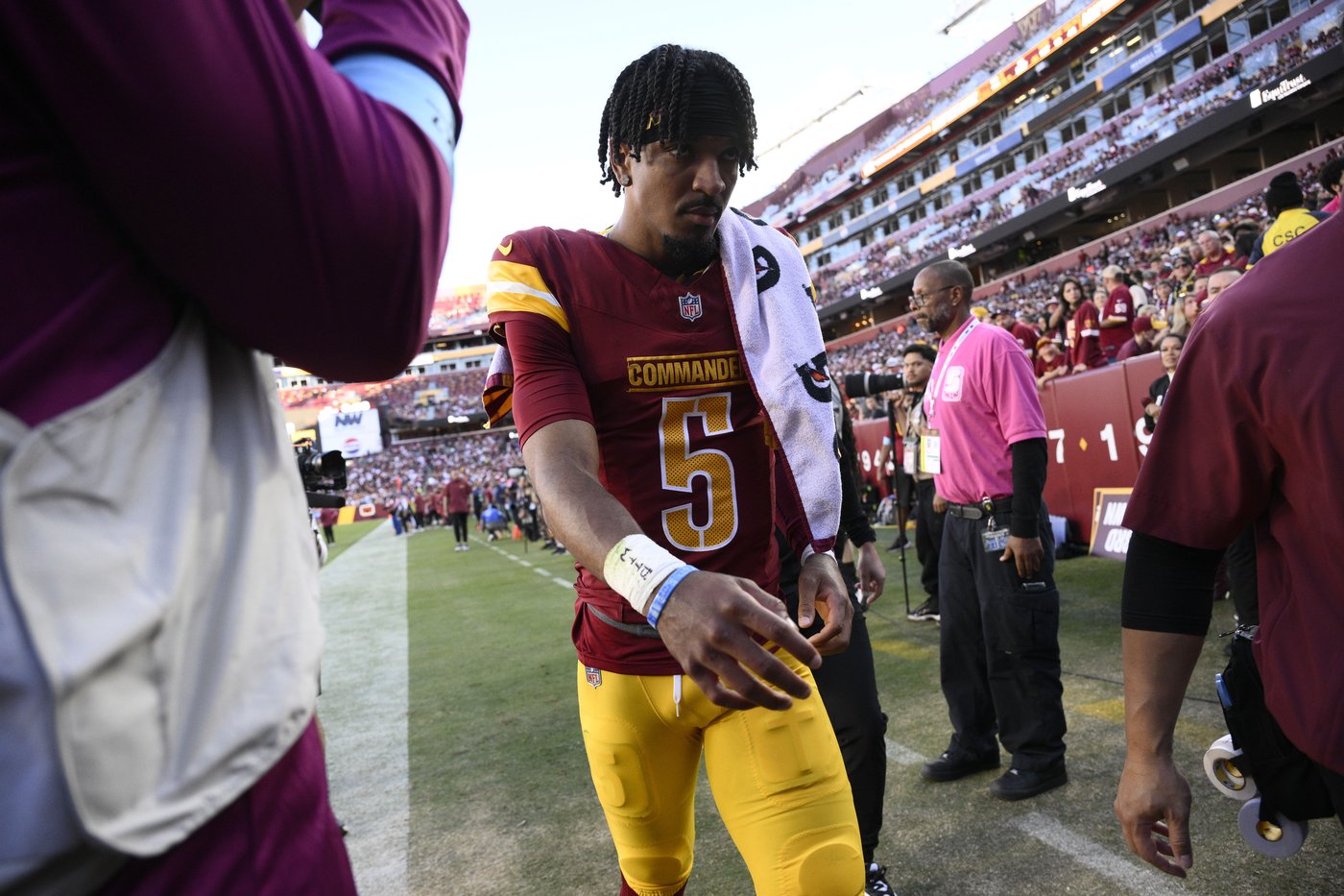 Washington Commanders rookie QB Jayden Daniels misses practice because of his rib injury | iNFOnews.ca Washington Commanders rookie QB Jayden Daniels misses practice because of his rib injury | iNFOnews.ca