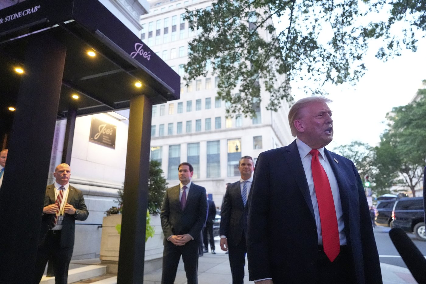 Trump dines at a restaurant near the White House to promote his federal law enforcement surge in DC | iNFOnews.ca Trump dines at a restaurant near the White House to promote his federal law enforcement surge in DC | iNFOnews.ca