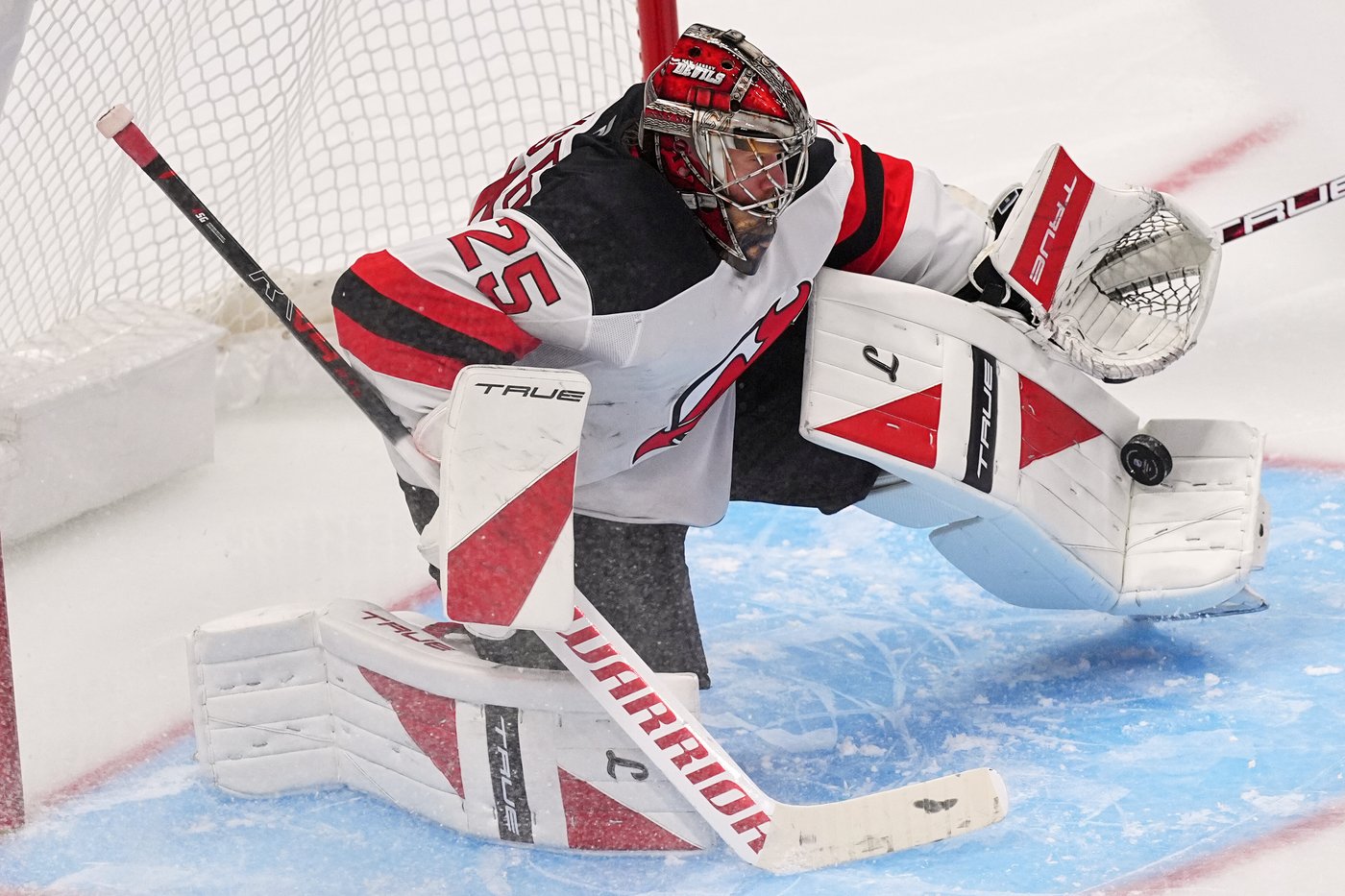 Devils sign veteran goalie Jacob Markstrom to $12 million, 2-year contract | iNFOnews.ca