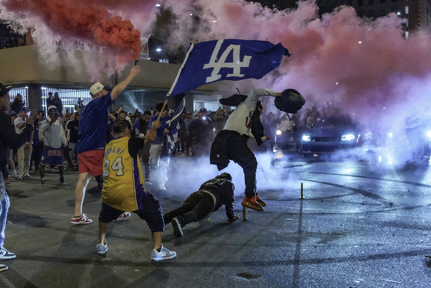 Los Angeles sees city bus burned, store thefts and rowdy crowds after Dodgers win World Series | iNFOnews.ca