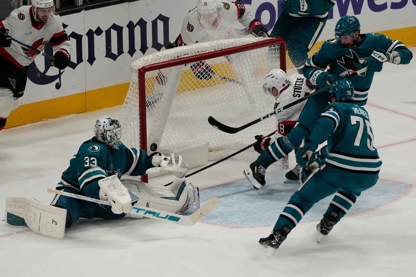Tim Stutzle's goal in 3rd period lifts the Senators to a 3-2 victory over the Sharks | iNFOnews.ca