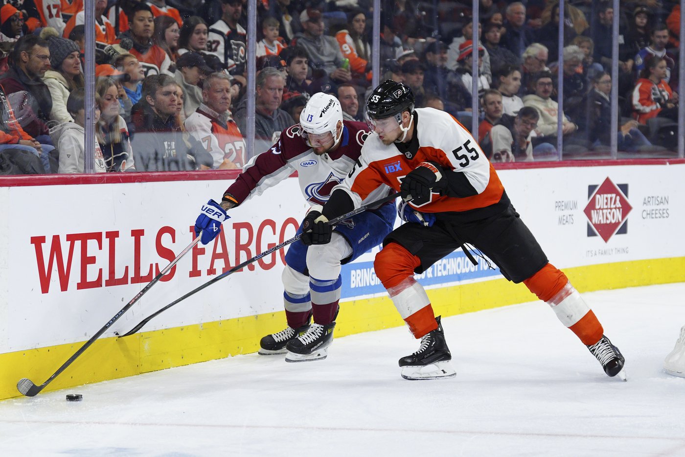 Makar scores 2 goals to lift Colorado past Flyers 3-2 in game marred by injured referee | iNFOnews.ca Makar scores 2 goals to lift Colorado past Flyers 3-2 in game marred by injured referee | iNFOnews.ca