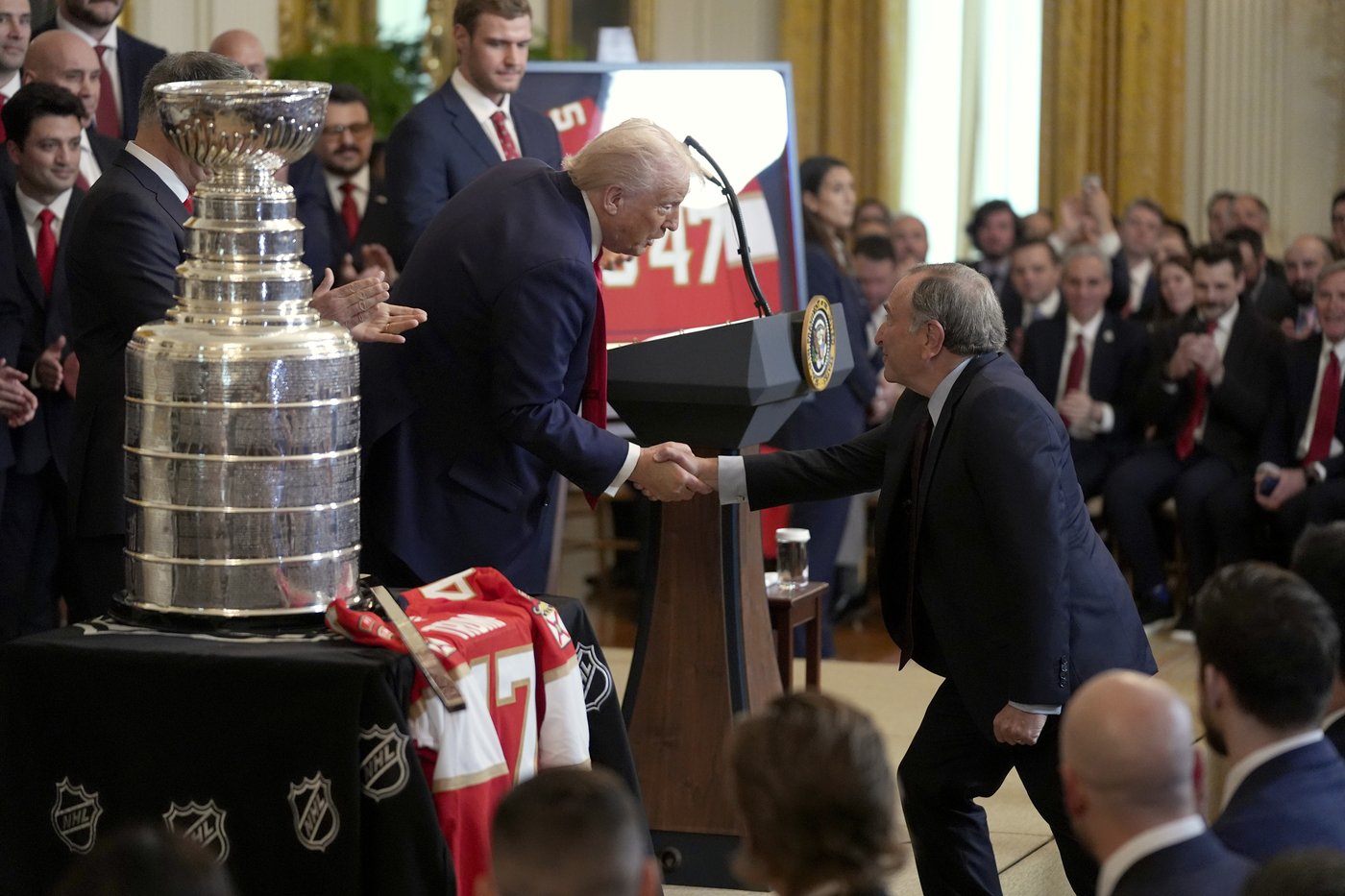 Trump sticks to hockey, avoids tariff talks during Stanley Cup champion Florida Panthers' visit | iNFOnews.ca