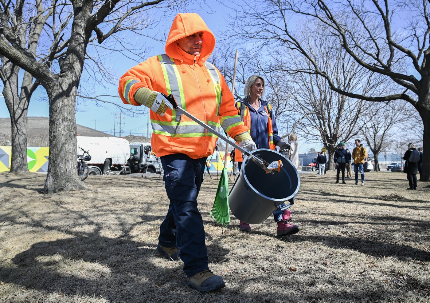 Montreal begins annual effort to clear tonnes of garbage exposed by snowmelt | iNFOnews.ca Montreal begins annual effort to clear tonnes of garbage exposed by snowmelt | iNFOnews.ca