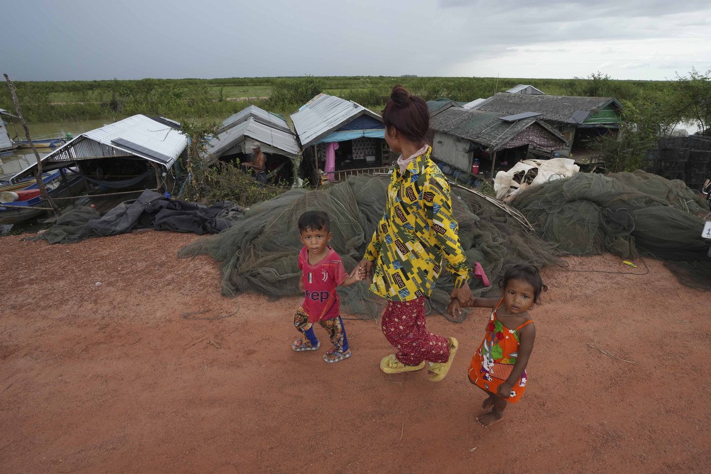 Cambodian fishermen turn to raising eels as Tonle Sap lake runs out of fish | iNFOnews.ca Cambodian fishermen turn to raising eels as Tonle Sap lake runs out of fish | iNFOnews.ca