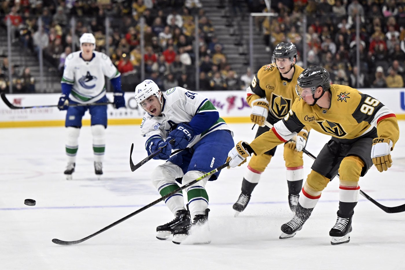 Golden Knights top Canucks 3-1, win for 6th time in 7 games | iNFOnews.ca Golden Knights top Canucks 3-1, win for 6th time in 7 games | iNFOnews.ca