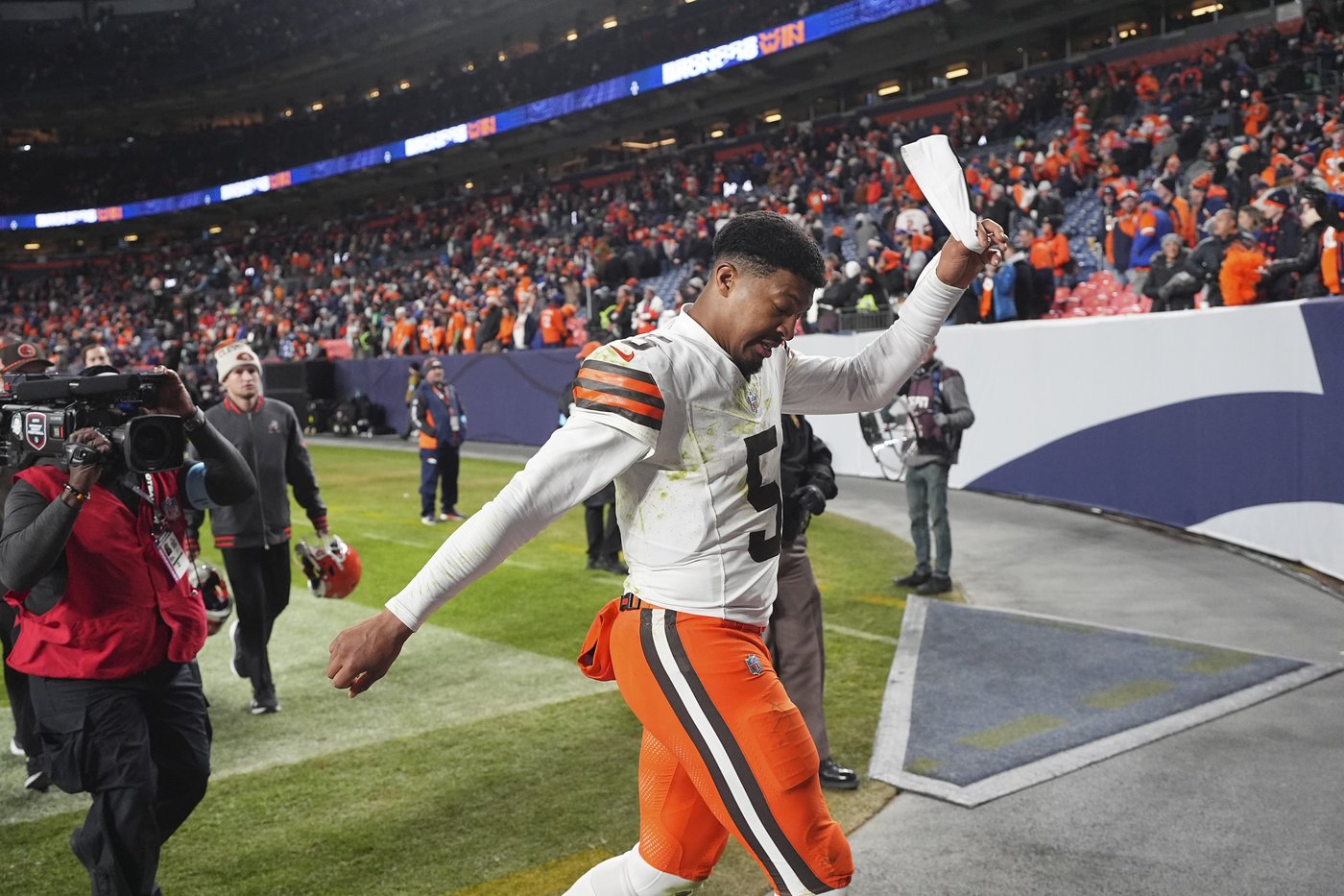 McMillian's pick-6 helps Broncos spoil career nights by Winston and Jeudy and beat Browns 41-32 | iNFOnews.ca McMillian's pick-6 helps Broncos spoil career nights by Winston and Jeudy and beat Browns 41-32 | iNFOnews.ca