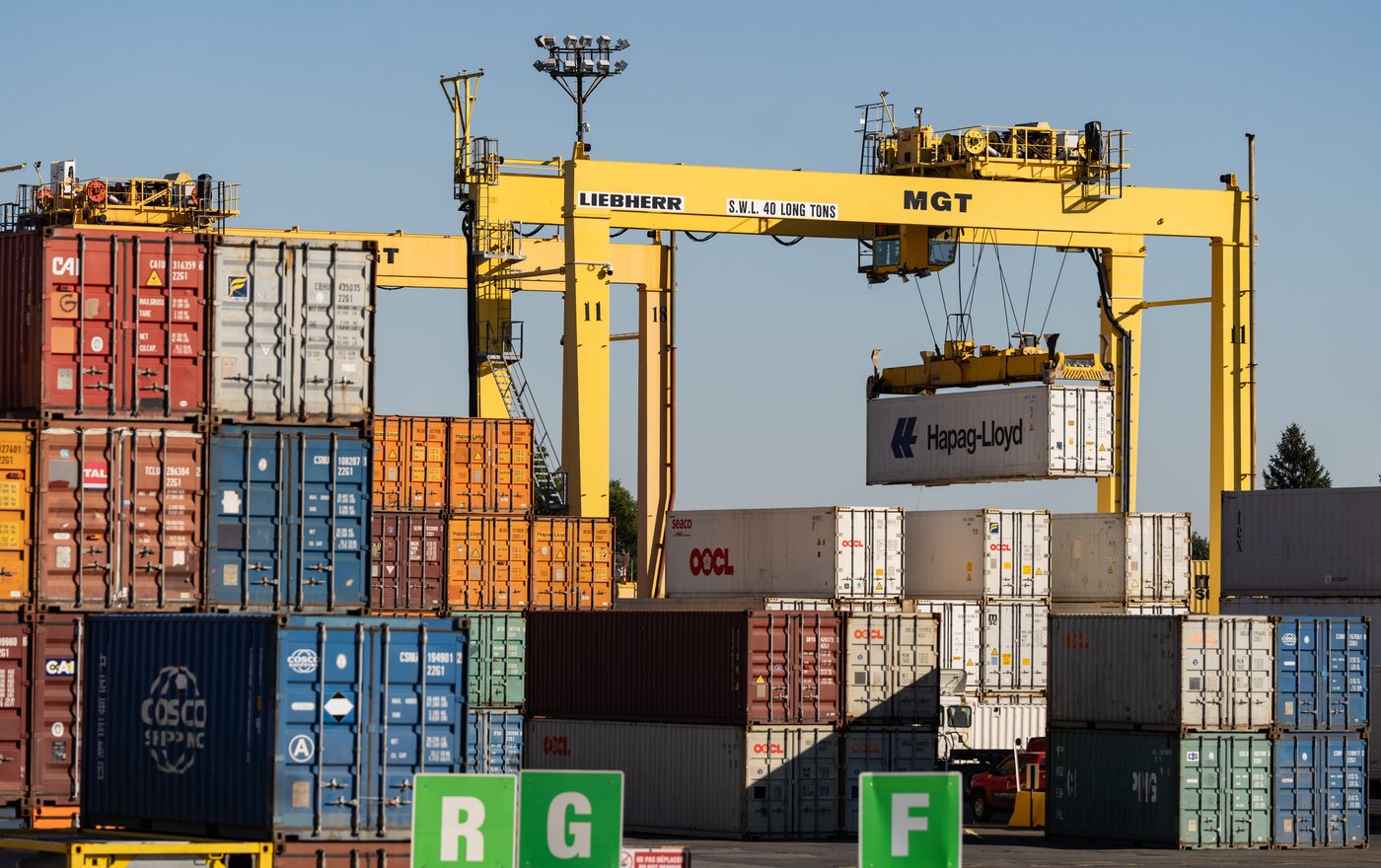 Lockout begins at port as Montreal dockworkers reject latest offer | iNFOnews.ca